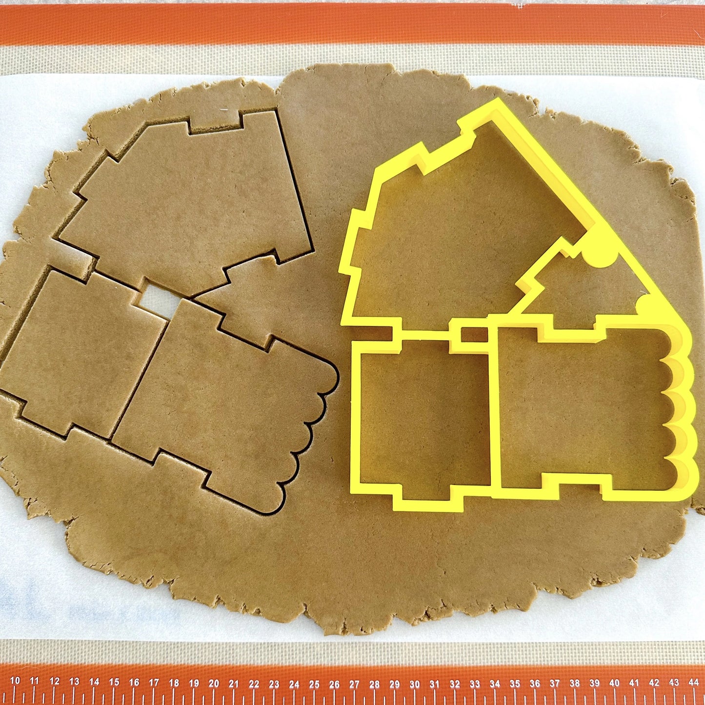Cutter Whimsical Interlocking Gingerbread House Set